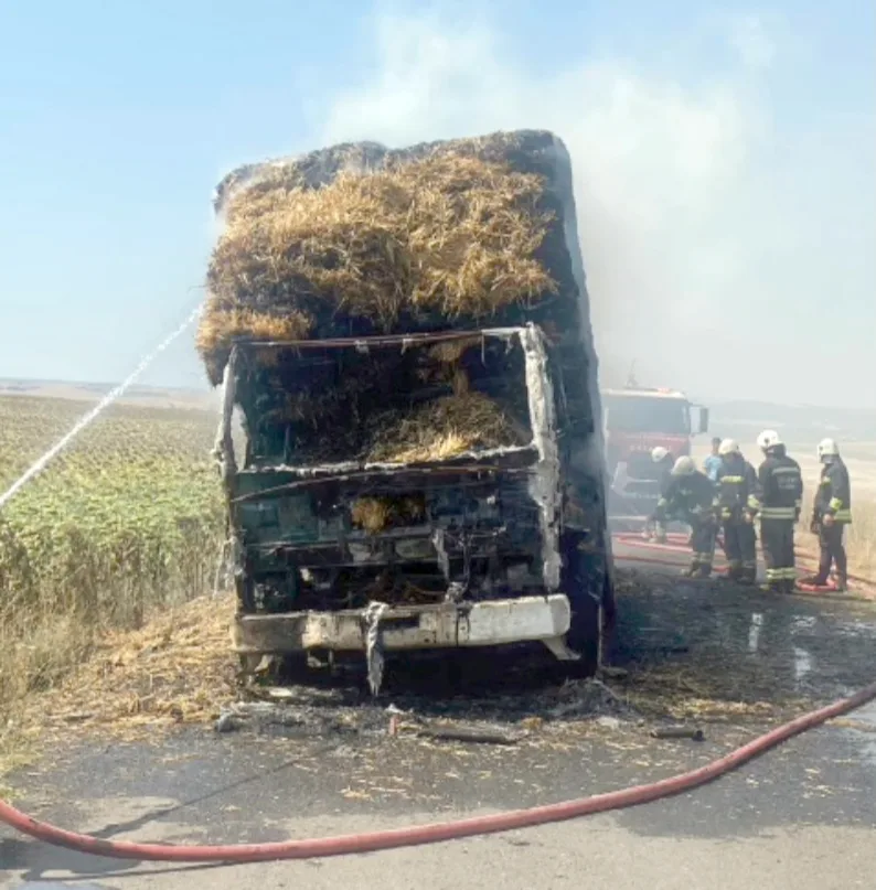 Tekirdağ’da saman yüklü kamyon yandı