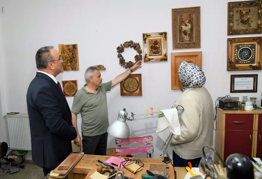 Vali Soytürk, sanatçı Pertev Aslan’ın atölyesini ziyaret etti