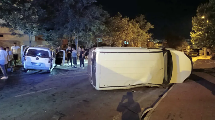 İki aracın çarpıştığı kazada biri yaya 3 kişi yaralandı