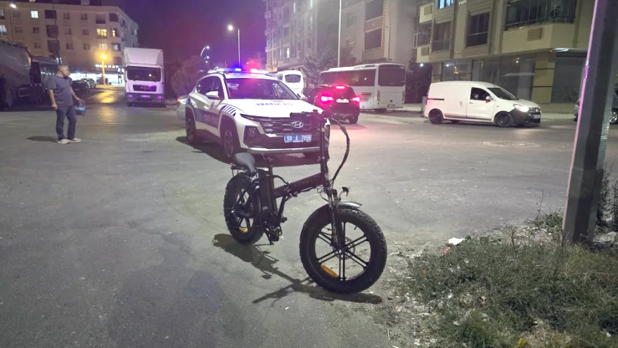 Otomobilin çarptığı elektrikli bisikletteki 2 çocuk yaralandı
