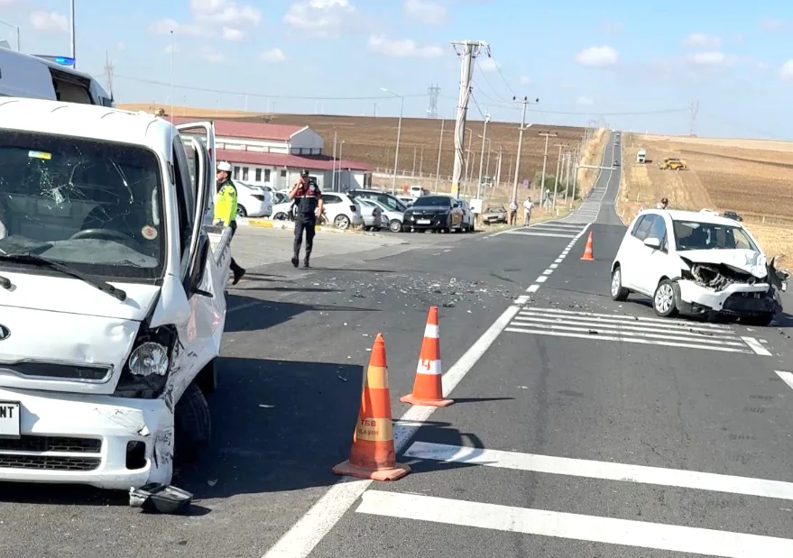 Kamyonet ile otomobilin çarpıştığı kazada 3 kişi yaralandı