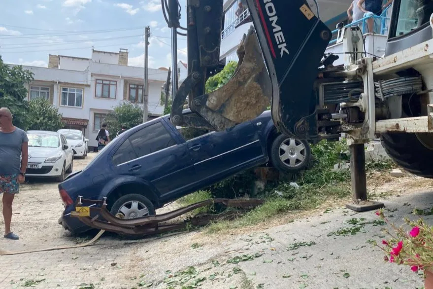 Elektrik direğine çarpan otomobilde hasar oluştu