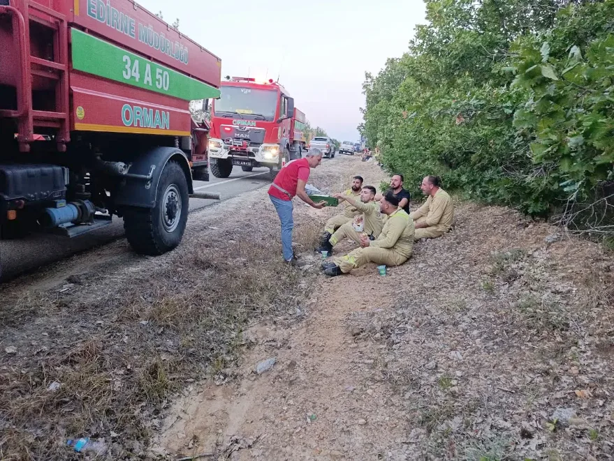Kızılay, alev savaşçılarını yalnız bırakmadı