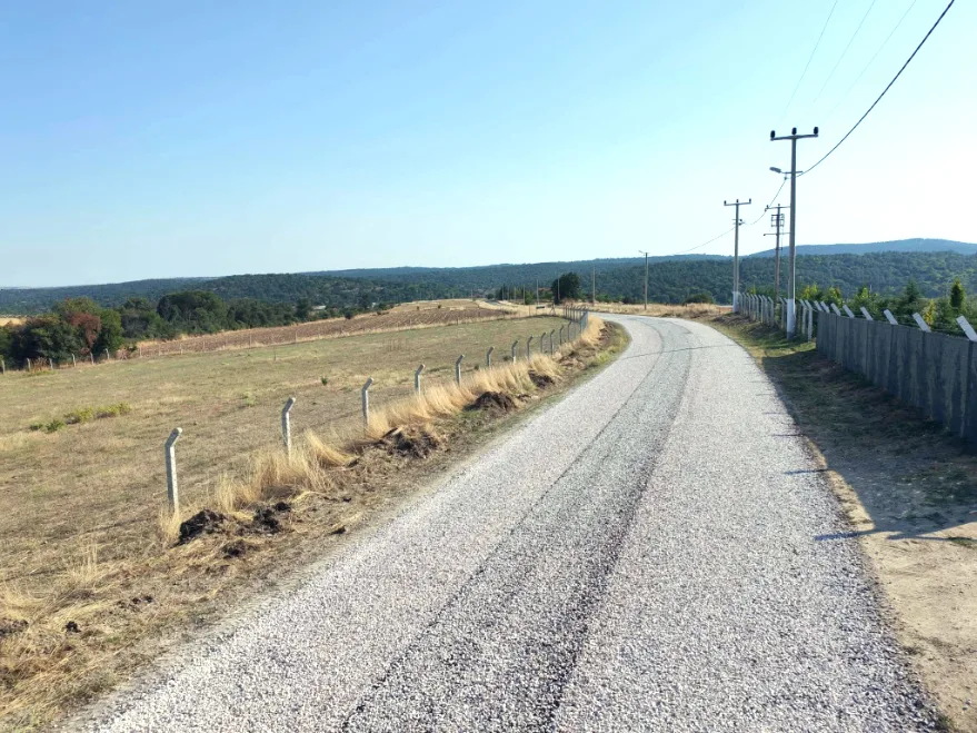 Lalapaşa’da köy içi yol sathi kaplamayla yenilendi