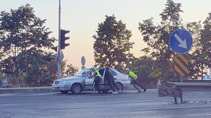 Polislerden yolda kalan sürücüye destek