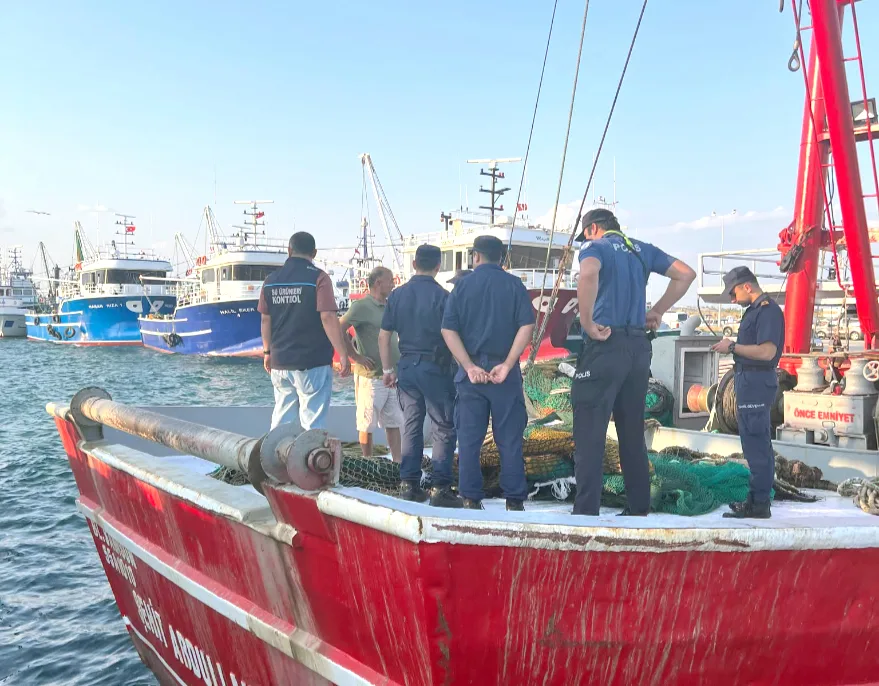 Enez Balıkçı Barınağı’nda trol tekneleri denetlendi