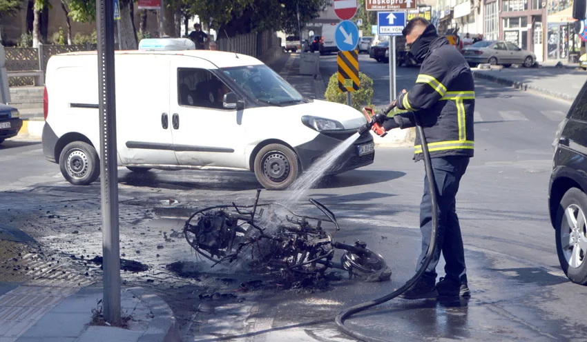 Seyir halindeki motosiklet alev alev yandı