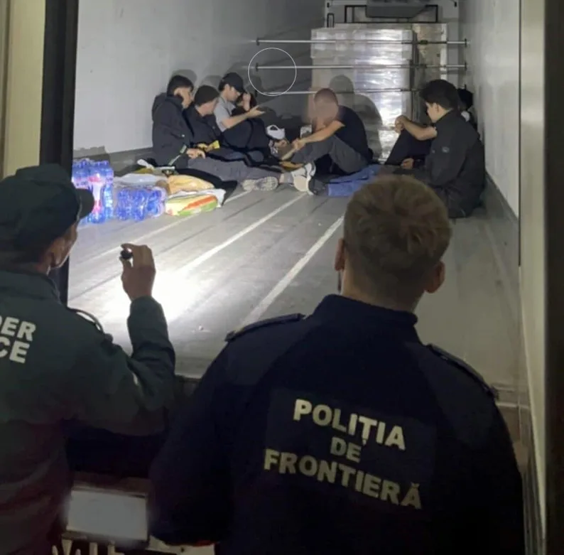 TIR dorsesinde 12 göçmen yakalandı