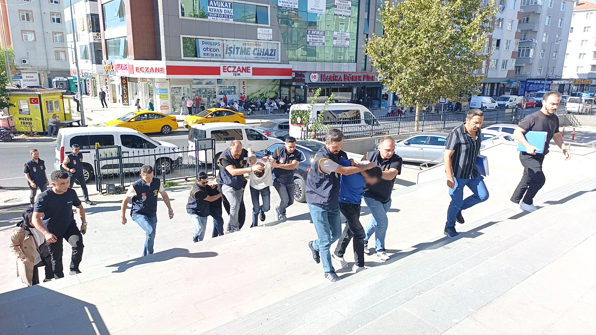 Eve silahla ateş açtılar, 3 şüpheli tutuklandı