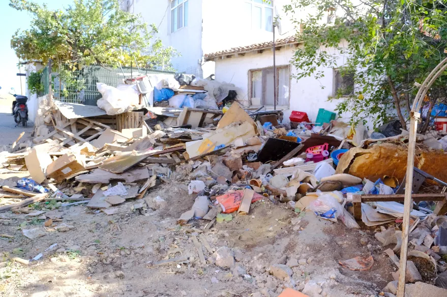 Kırklareli’nde bir evden 8 kamyon çöp ve atık malzeme çıkarıldı