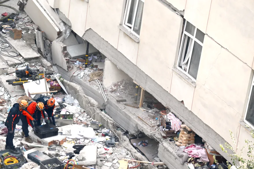 İstanbul Maltepe’de bina faciası: 2 can kaybı, 10 yaralı