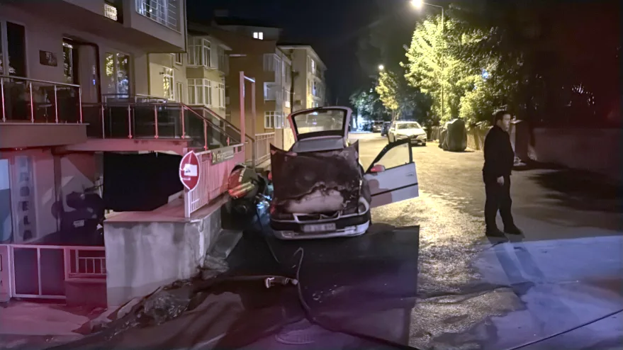 Park halindeki araç alev aldı