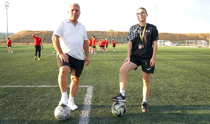 Baba-kız, kadın futbolunda aynı takımın başarısı için ter döküyor